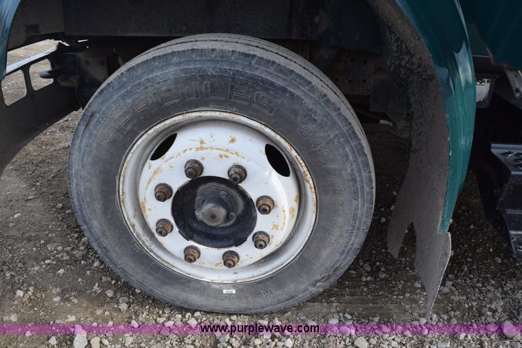 image for item H5165 1997 International 4700 flatbed truck