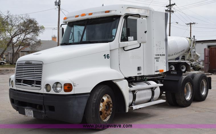 image for item H5195 2000 Freightliner Century Class semi truck