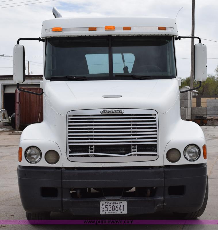 image for item H5195 2000 Freightliner Century Class semi truck