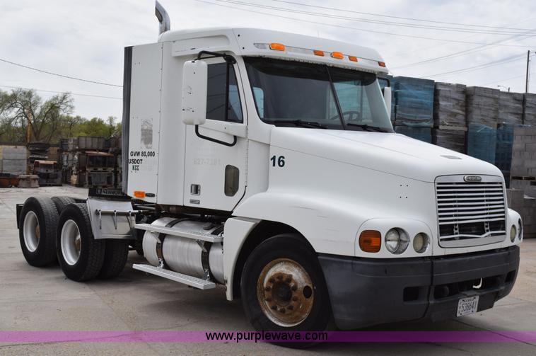 image for item H5195 2000 Freightliner Century Class semi truck