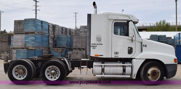 image for item H5195 2000 Freightliner Century Class semi truck