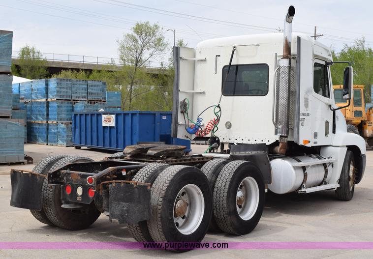 image for item H5195 2000 Freightliner Century Class semi truck