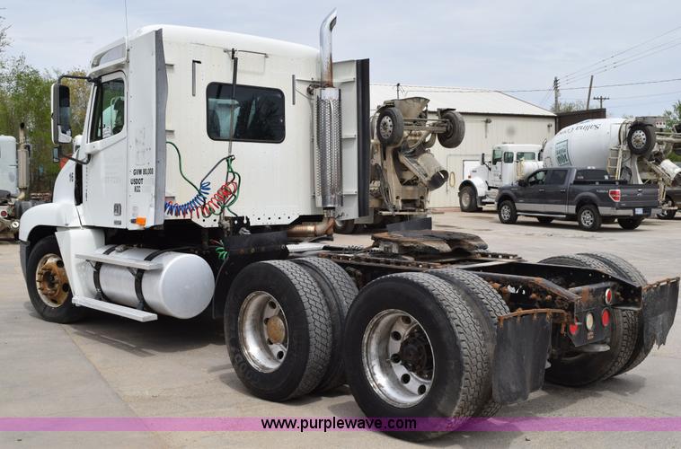 image for item H5195 2000 Freightliner Century Class semi truck