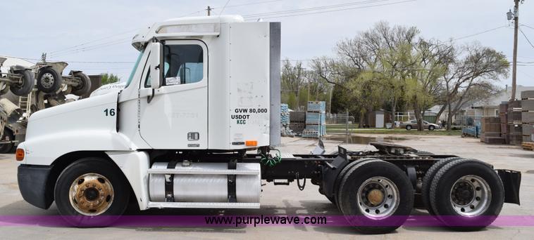 image for item H5195 2000 Freightliner Century Class semi truck