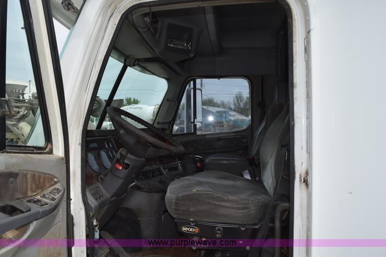 image for item H5195 2000 Freightliner Century Class semi truck