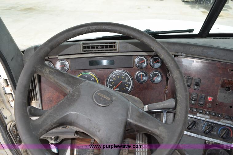 image for item H5195 2000 Freightliner Century Class semi truck