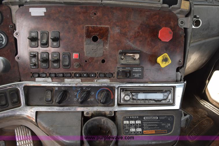 image for item H5195 2000 Freightliner Century Class semi truck