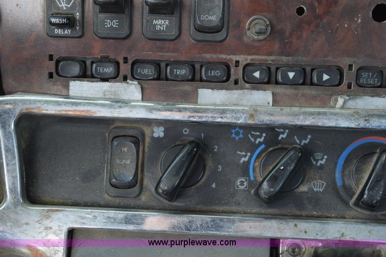 image for item H5195 2000 Freightliner Century Class semi truck