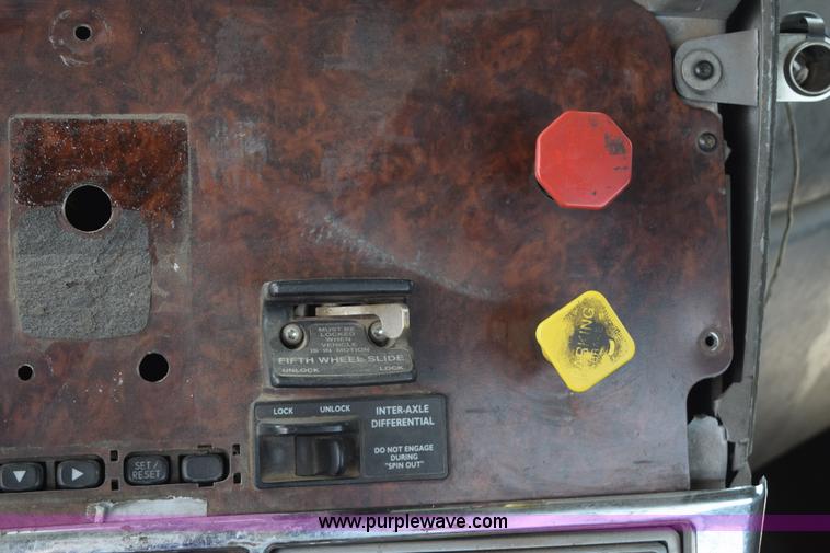 image for item H5195 2000 Freightliner Century Class semi truck