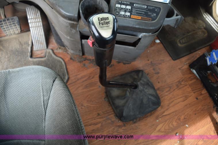 image for item H5195 2000 Freightliner Century Class semi truck