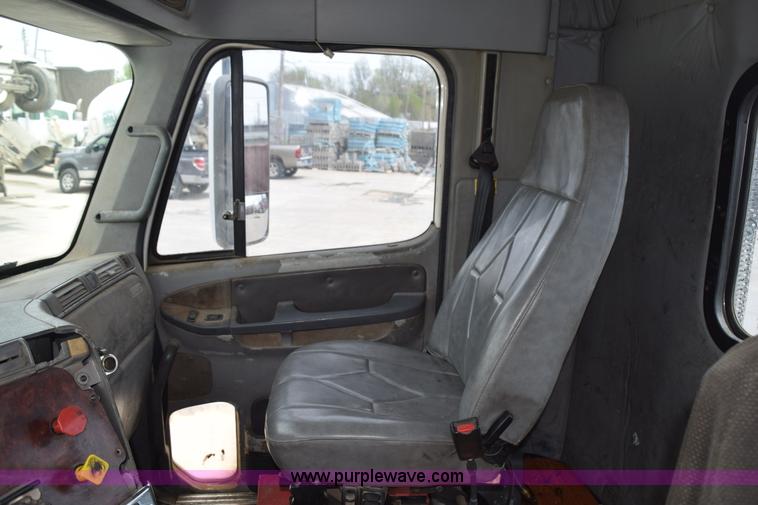 image for item H5195 2000 Freightliner Century Class semi truck