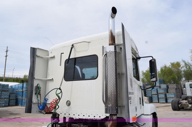 image for item H5195 2000 Freightliner Century Class semi truck