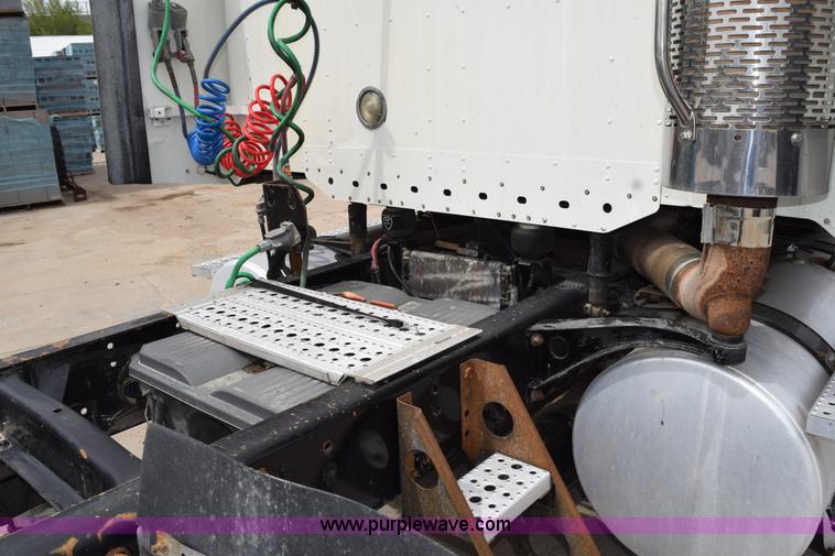 image for item H5195 2000 Freightliner Century Class semi truck