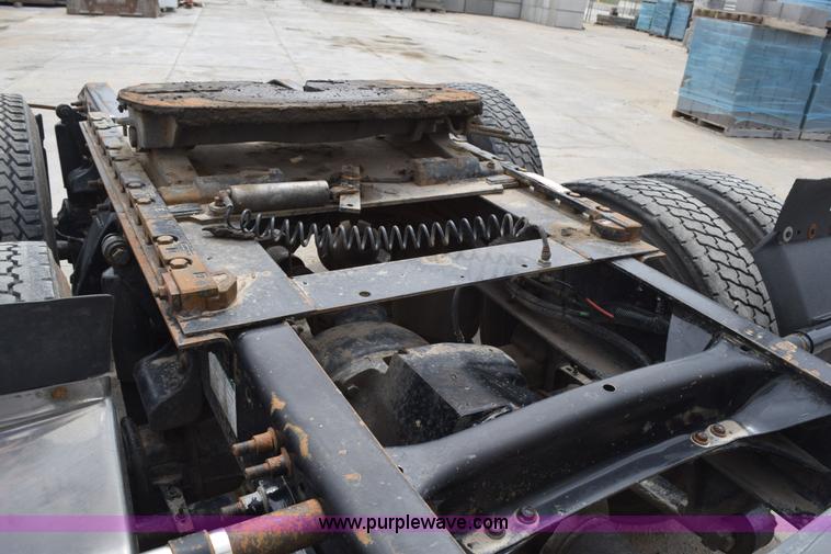 image for item H5195 2000 Freightliner Century Class semi truck