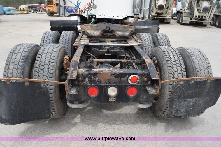 image for item H5195 2000 Freightliner Century Class semi truck