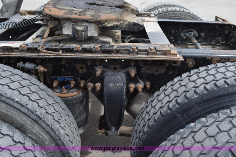 image for item H5195 2000 Freightliner Century Class semi truck