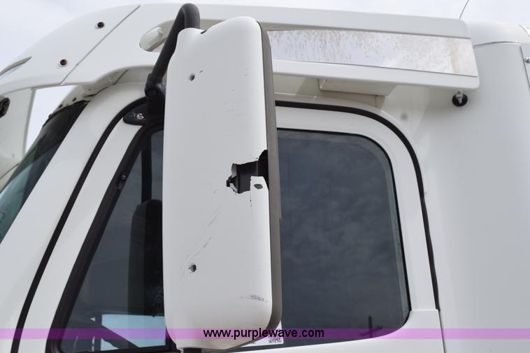 image for item H5195 2000 Freightliner Century Class semi truck