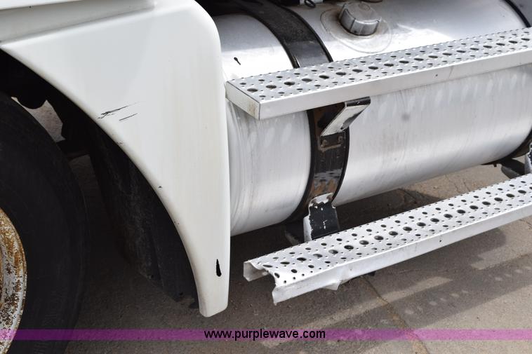 image for item H5195 2000 Freightliner Century Class semi truck