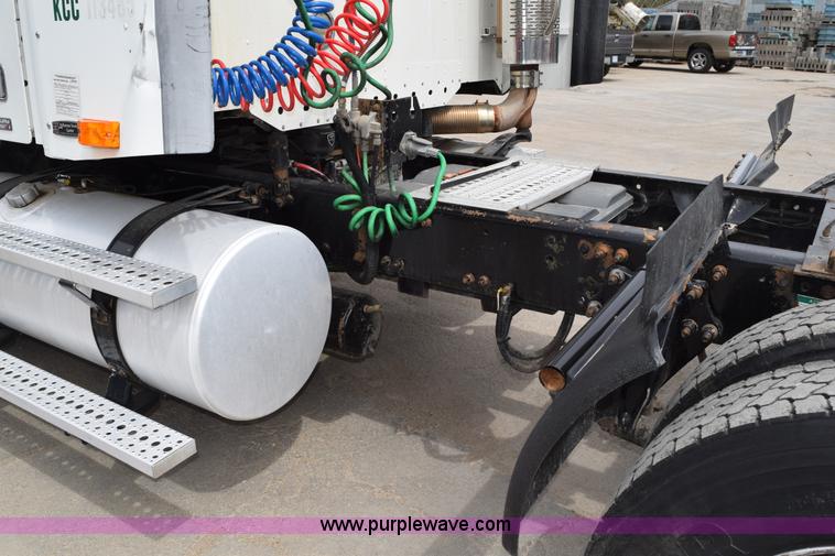 image for item H5195 2000 Freightliner Century Class semi truck