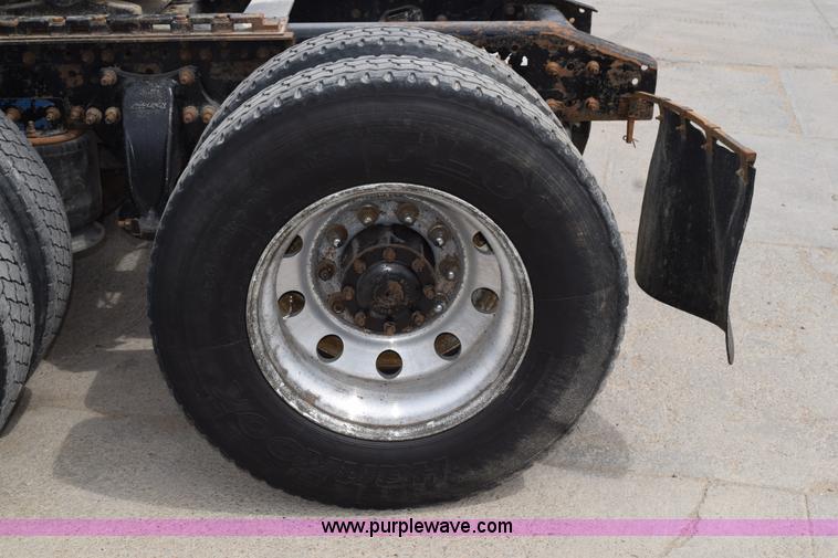 image for item H5195 2000 Freightliner Century Class semi truck