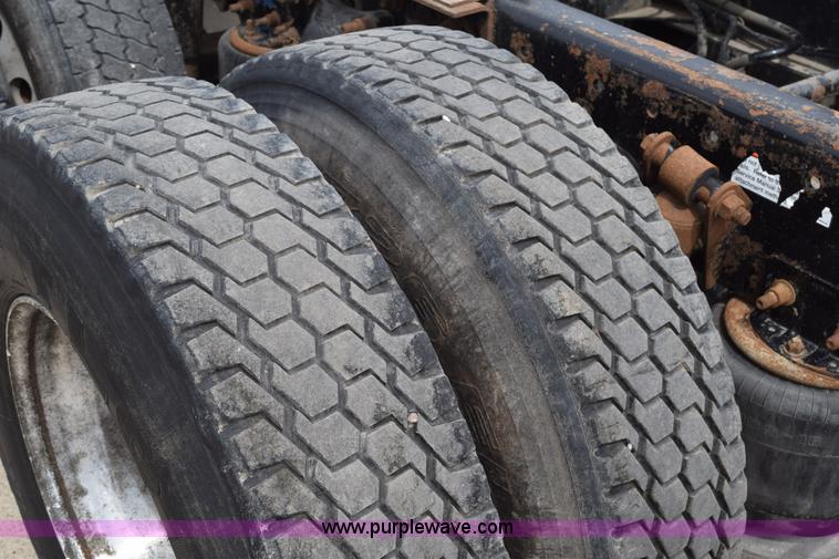 image for item H5195 2000 Freightliner Century Class semi truck