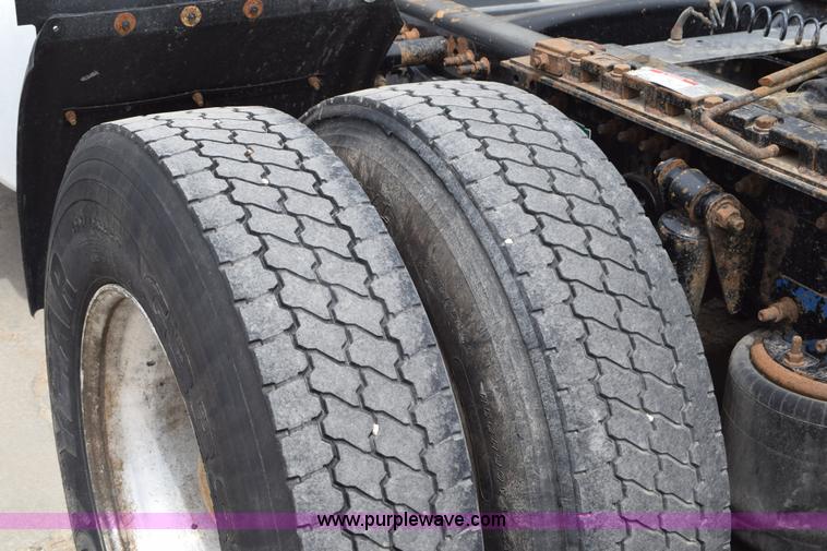 image for item H5195 2000 Freightliner Century Class semi truck