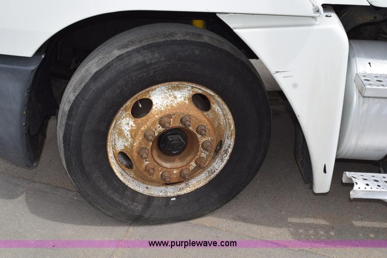 image for item H5195 2000 Freightliner Century Class semi truck