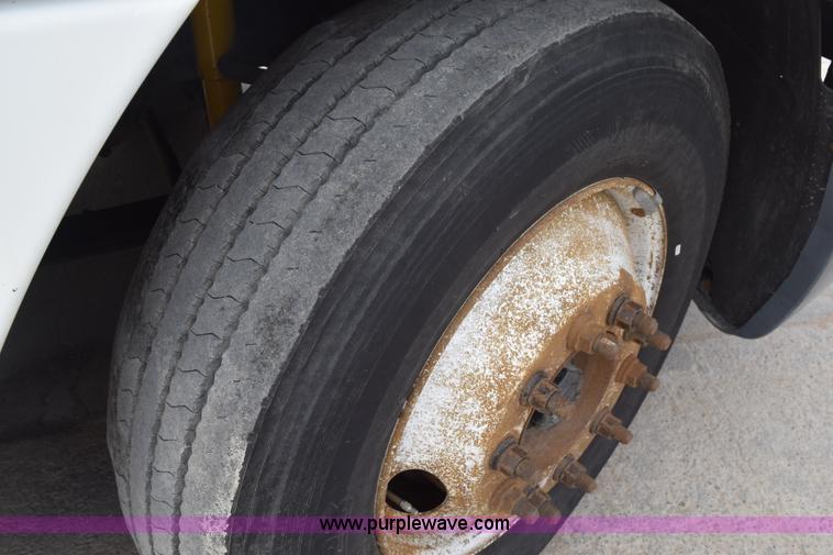 image for item H5195 2000 Freightliner Century Class semi truck