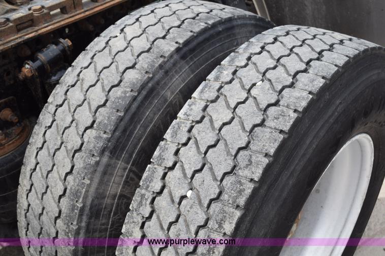 image for item H5195 2000 Freightliner Century Class semi truck