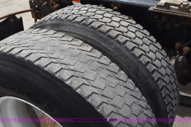 image for item H5195 2000 Freightliner Century Class semi truck