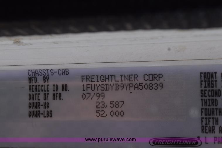 image for item H5195 2000 Freightliner Century Class semi truck