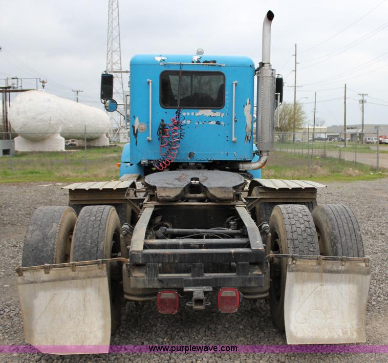 image for item I1746 1996 Freightliner FLD112 semi truck