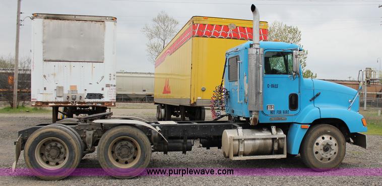 image for item I1746 1996 Freightliner FLD112 semi truck