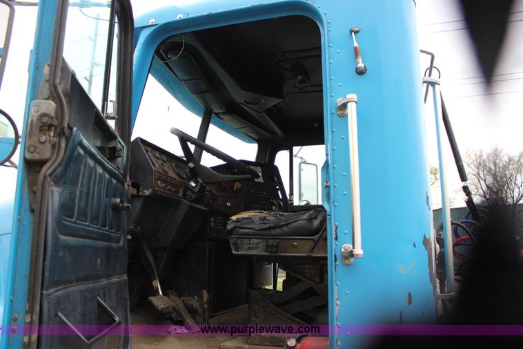 image for item I1746 1996 Freightliner FLD112 semi truck