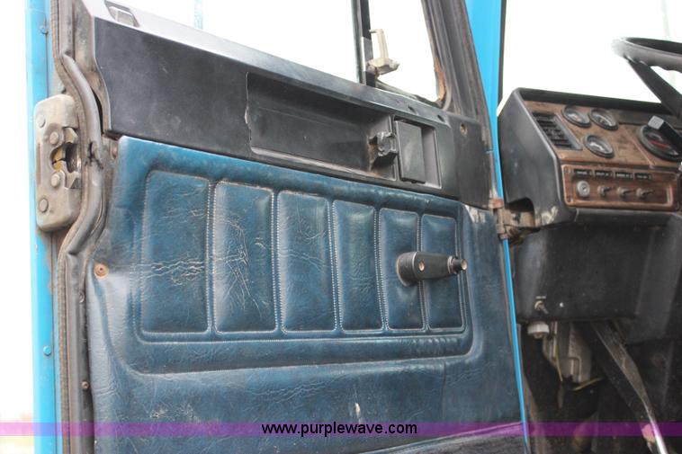 image for item I1746 1996 Freightliner FLD112 semi truck