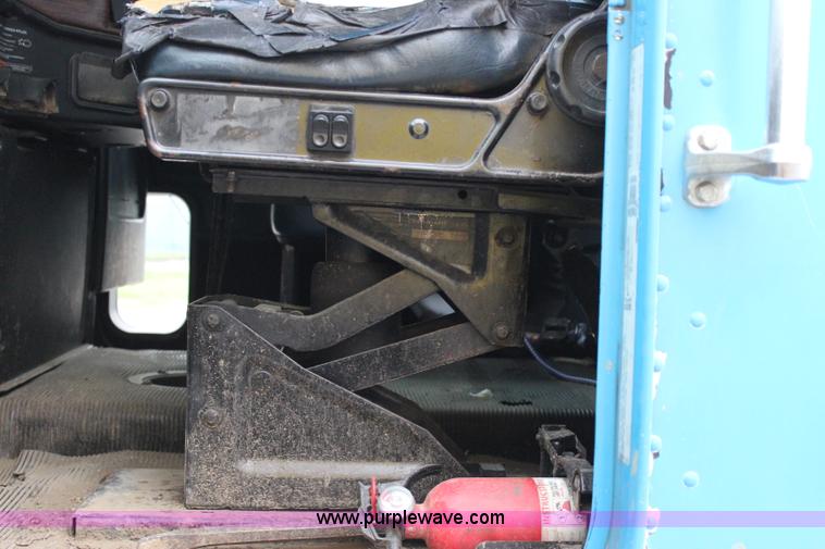 image for item I1746 1996 Freightliner FLD112 semi truck