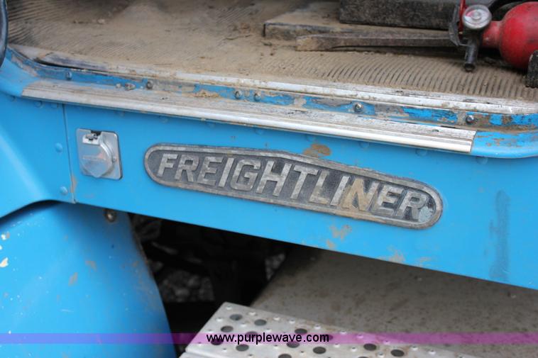image for item I1746 1996 Freightliner FLD112 semi truck