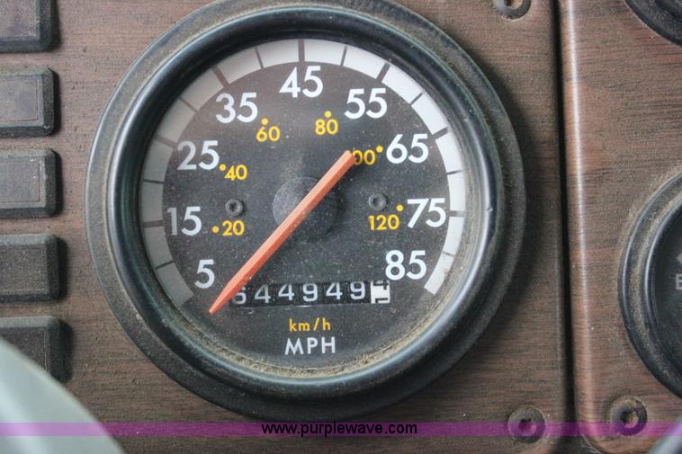 image for item I1746 1996 Freightliner FLD112 semi truck