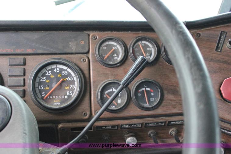 image for item I1746 1996 Freightliner FLD112 semi truck