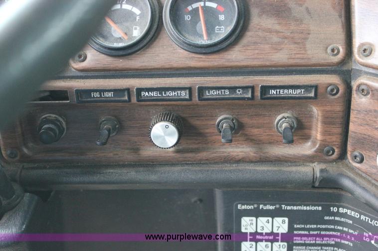 image for item I1746 1996 Freightliner FLD112 semi truck