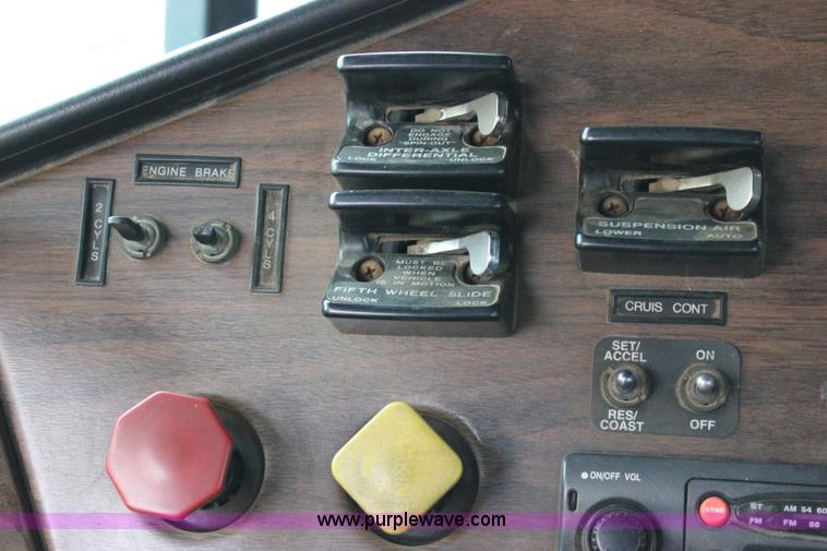 image for item I1746 1996 Freightliner FLD112 semi truck