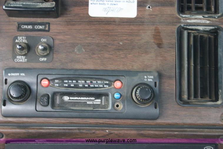 image for item I1746 1996 Freightliner FLD112 semi truck