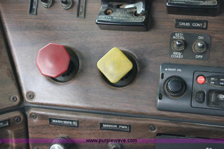 image for item I1746 1996 Freightliner FLD112 semi truck