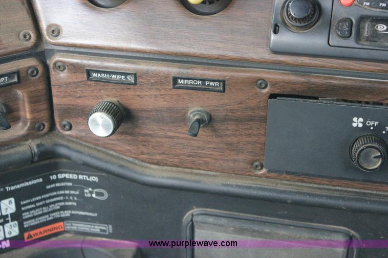 image for item I1746 1996 Freightliner FLD112 semi truck