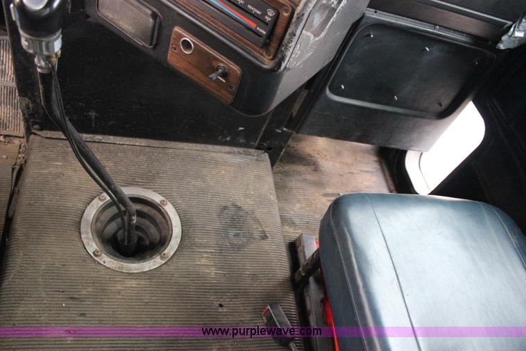 image for item I1746 1996 Freightliner FLD112 semi truck