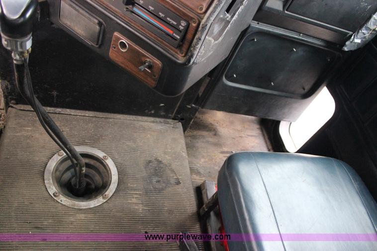 image for item I1746 1996 Freightliner FLD112 semi truck