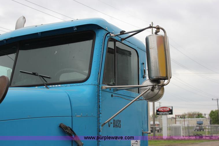 image for item I1746 1996 Freightliner FLD112 semi truck