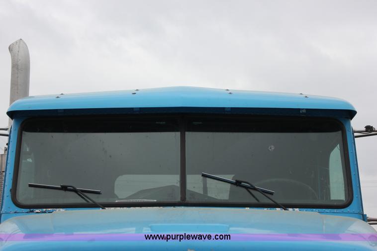 image for item I1746 1996 Freightliner FLD112 semi truck