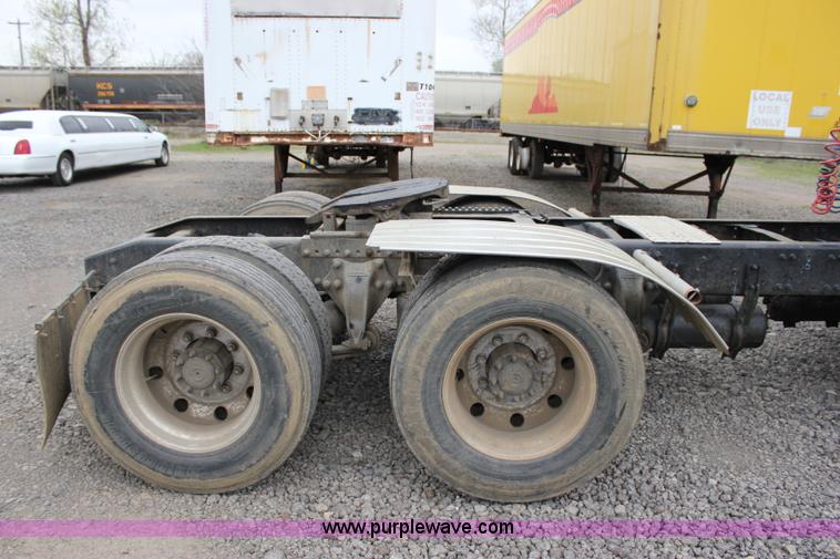 image for item I1746 1996 Freightliner FLD112 semi truck