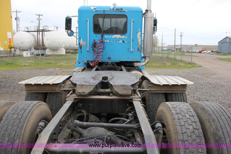 image for item I1746 1996 Freightliner FLD112 semi truck